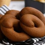 some crunchy greek moustokouloura cookies